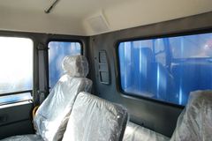 东风柳汽 乘龙中卡 140马力 4X2 5.7米仓栅式载货车(带卧铺)(LZ5080CSLAL)