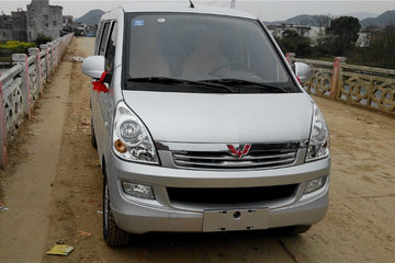 2012款五菱 荣光 加长基本型 84马力 1.2L面包车