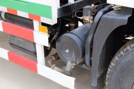 天锦底盘&nbsp;清洗车底盘图片