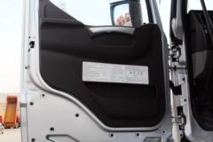 东风柳汽 乘龙H7重卡 350马力 8X4 9.6米排半仓栅式载货车(LZ5310CCYQELA)