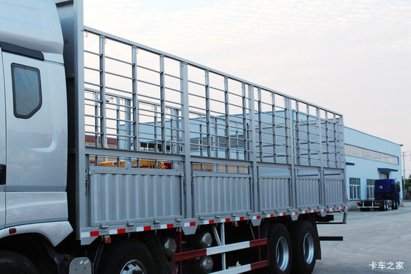 乘龙H7重卡8x4 480马力9米4畜禽载货车