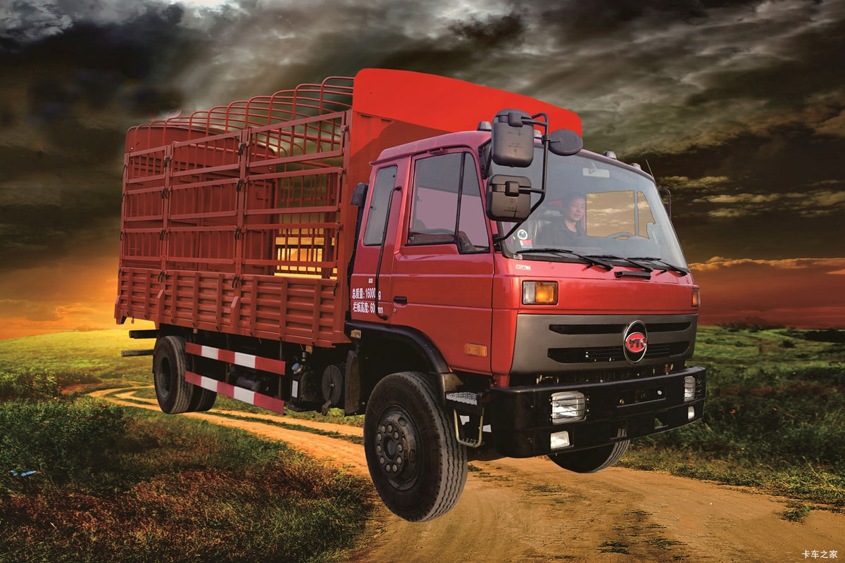 一拖重卡 180马力 4X2 6.8米仓栅式载货车