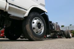 东风商用车 天锦中卡 180马力 4X2 7.7米载货车底盘(DFH5120XXYB2)