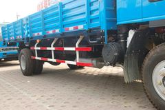 江淮 威铃 120马力 5.2米排半栏板载货车(HFC1081KR1T)