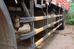 东风 康霸中卡 140马力 4X2 6.1米栏板载货车(带卧铺)(EQ1120GZ12D6)