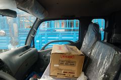 东风 多利卡L 136马力 4X2 6.2米排半仓栅式载货车(EQ1081TZ12D5)