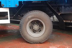 东风 多利卡L 136马力 4X2 6.2米排半仓栅式载货车(EQ1081TZ12D5)