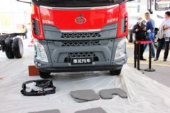 东风柳汽 新乘龙M3B 200马力 6X2 5.6米自卸车底盘(LZ3250M3CB)