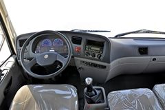 东风新疆 专底系列 180马力 4X2 7.7米厢式载货车(EQ5160XXYGD5D)