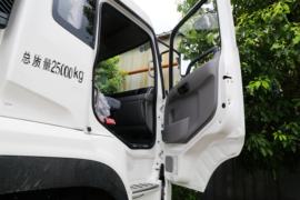 东风天龙&nbsp;冷藏车驾驶室图片