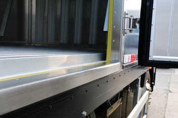 �й����� HOWO T5G 240���� 4X2 ��س�(ZZ5167XXYM561GE1)ͼƬ