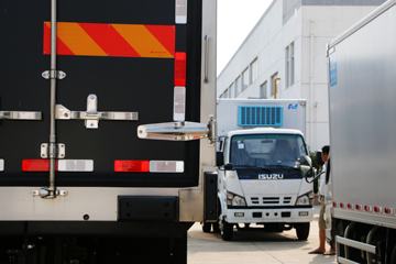 �й����� HOWO T5G 240���� 4X2 ��س�(ZZ5167XXYM561GE1)ͼƬ