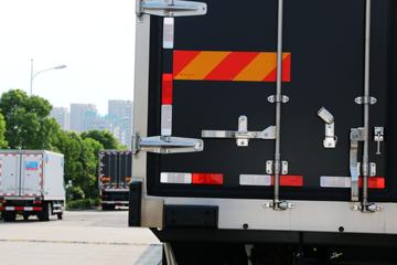 �й����� HOWO T5G 240���� 4X2 ��س�(ZZ5167XXYM561GE1)ͼƬ