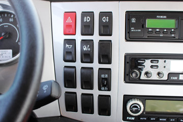 һ����� J6L�п� 180���� 4X2 7.7����ʽ�ػ�������(CA5160XXYP62K1L5A2E5)ͼƬ