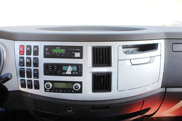 һ����� J6L�п� 180���� 4X2 7.7����ʽ�ػ�������(CA5160XXYP62K1L5A2E5)ͼƬ