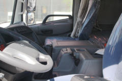 东风商用车 天龙重卡 245马力 6X2 9.6米厢式载货车(DFH5250XXYAX1V)