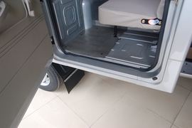 领骐&nbsp;载货车驾驶室                                               图片