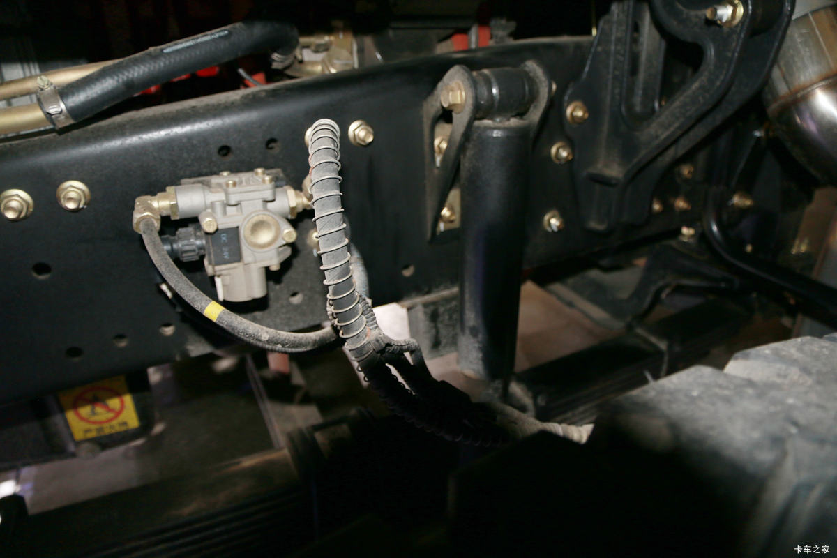 欧曼GTL自卸车底盘图片