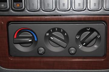 �������� ����M3�п� 180���� 4X2 6.8�ײ�դʽ�ػ�������(LZ1166M3ABT)ͼƬ