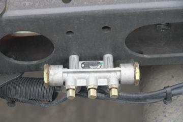 �������� ����M3�п� 180���� 4X2 6.8�ײ�դʽ�ػ�������(LZ1166M3ABT)ͼƬ