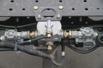 �������� ����M3�п� 180���� 4X2 6.8�ײ�դʽ�ػ�������(LZ1166M3ABT)ͼƬ