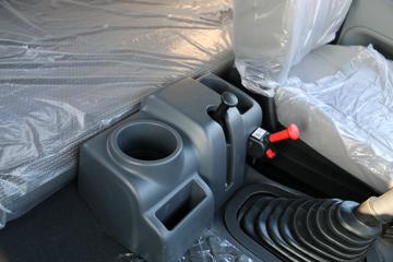 һ����� J6M�ؿ� 320���� 4X2ǣ����(CA4180P63K1A1E5)ͼƬ