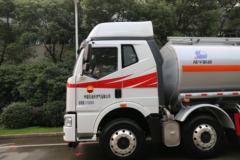 一汽解放 J6M重卡 280马力 8X4运油车(陆平机器牌)(LPC5320GYYC5)