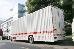 青岛解放 途V重卡 290马力 4X2 9.65米厢式载货车(CA5180XXYP2K2L7E5A80)