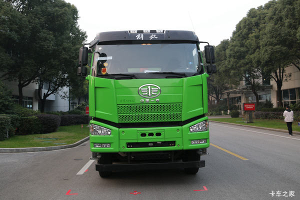 一汽解放 J6P重卡 350马力 8X4 7.6米自卸车(CA3310P66K2L4T4E5)