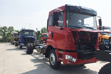 华菱 汉马 160马力 4X2 6.8米仓栅式载货车底盘(HN5160CCYH19E6M5)