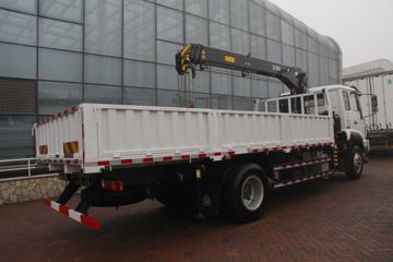 重汽斯太尔底盘&nbsp;随车吊外观图片