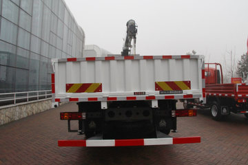 重汽斯太尔底盘&nbsp;随车吊外观图片