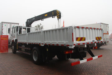 重汽斯太尔底盘&nbsp;随车吊外观图片