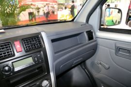 五洲龙&nbsp;电动封闭厢货驾驶室图片