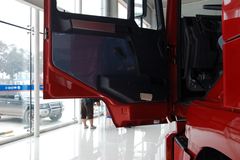 陕汽 德龙F2000重卡 290马力 4X2 牵引车(高顶双卧铺)(SX4185NM351)