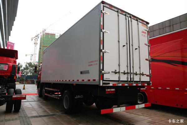 上海海航汽销今日特别推荐7.7米冷藏车