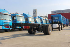 青岛解放 龙V中卡 220马力 6X2 9.6米栏板载货车底盘(CA1250PK2L7T3E5A80)