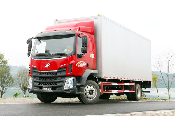 东风柳汽 新乘龙M3中卡 185马力 4X2 8.3米厢式载货车(LZ5282XXYM3AB)
