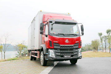 东风柳汽 新乘龙M3中卡 180马力 4X2 7.65米厢式载货车(LZ5163XXYM3AB)