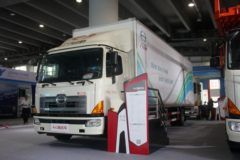 广汽日野 700系列重卡 265马力 4X2 9.72米厢式载货车(YC5180XXYFH8JW5)