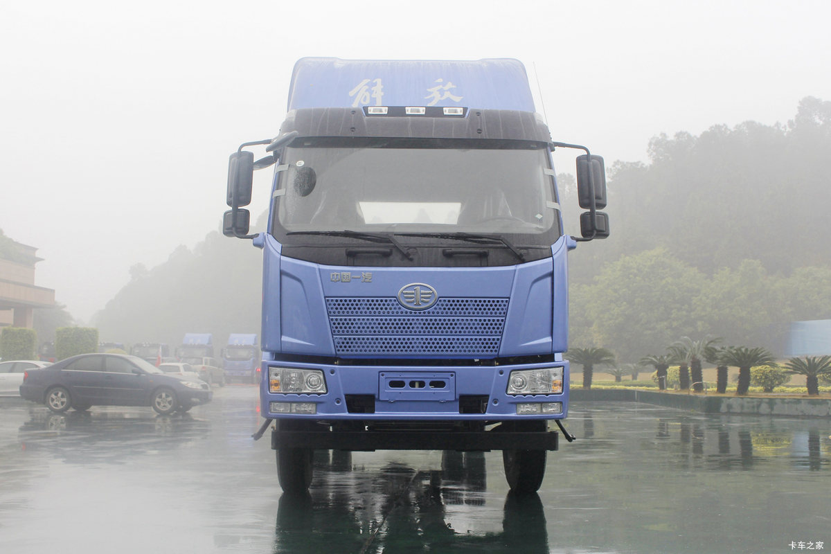 一汽解放 J6L中卡 质惠版 180马力 7.7米厢式载货车底盘