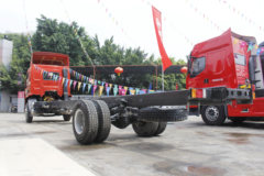 东风柳汽 新乘龙M3中卡 220马力 4X2 9.8米厢式载货车底盘(LZ5185XXYM3AB)