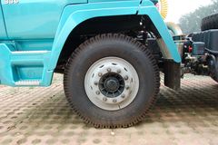 陕汽 奥龙重卡 336马力 6X4 牵引车(中长高顶)(SX4255TT294)