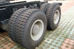 陕汽 德龙F2000重卡 300马力 6X4 5.8米自卸底盘车(SX3255DN3841)