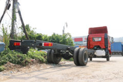 一汽解放 J6L中卡 质惠版 220马力 4X2 9.7米厢式载货车底盘(CA5180XXYP62K1L7E5)