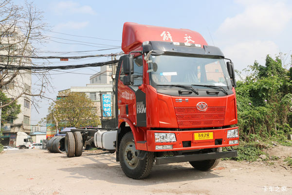 一汽解放 J6L中卡 质惠版 220马力 4X2 9.7米厢式载货车底盘