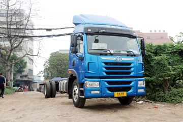 青岛解放 龙VH中卡 180马力 4X2 7.8米厢式载货车(CA5189XXYPK2L5E5A80)