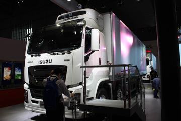 庆铃 五十铃巨咖 380马力 8X4 9.6米冷藏车(QL1310ULVDHY)