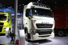 中国重汽 HOWO T7H 重卡 430马力 6X4 LNG牵引车(ZZ4257V384HE1LB)