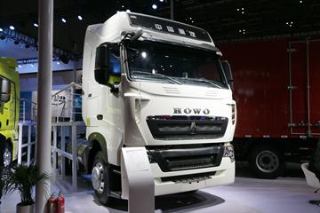 中国重汽 HOWO T7H 重卡 430马力 6X4 LNG牵引车(ZZ4257V384HE1LB)